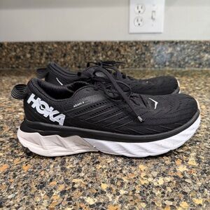 Hoka Black and White Arahi 4 Running Shoes ladies size 7